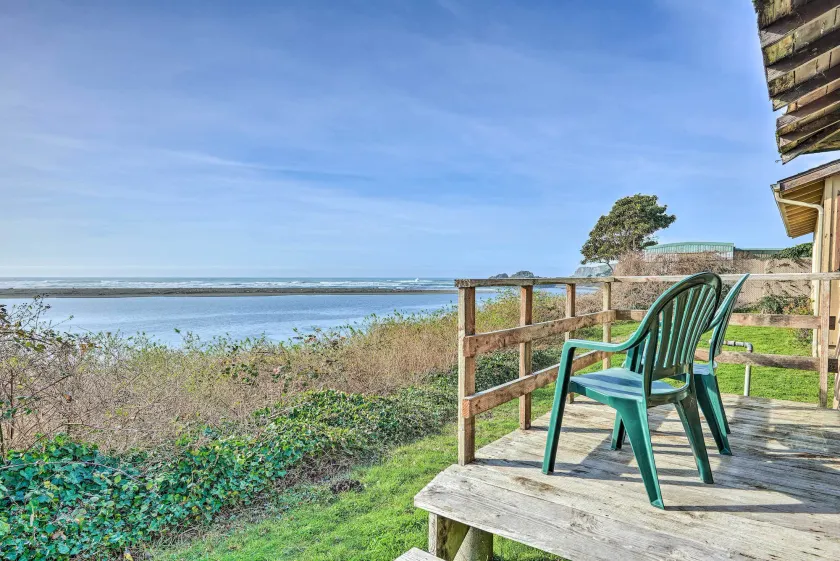 NYA Oceanfront Smith River Cabin w / Deck & Views! - Image 1