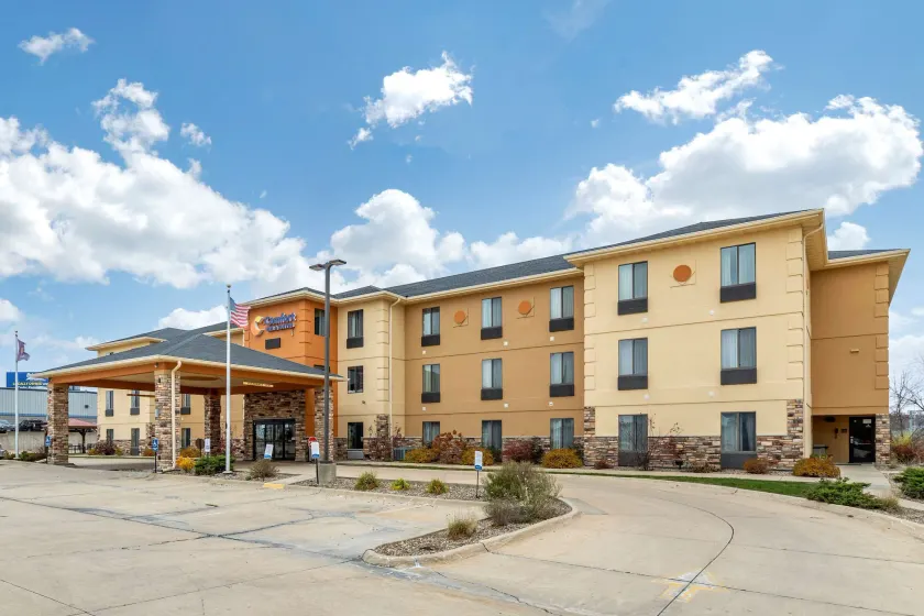 Comfort Inn & Suites Cedar Rapids North - Collins Road - Image 1