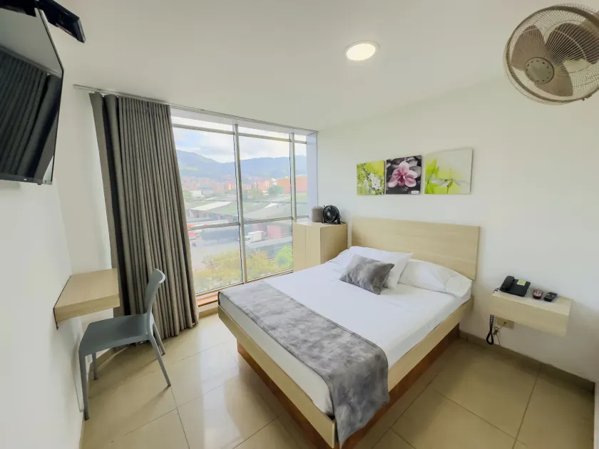 Hotel Alcaravan Medellín - Image 1
