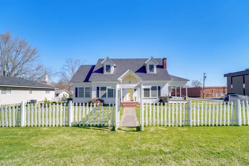 10 Mi to Caddo Lake: Charming Cottage in Vivian! - Image 1
