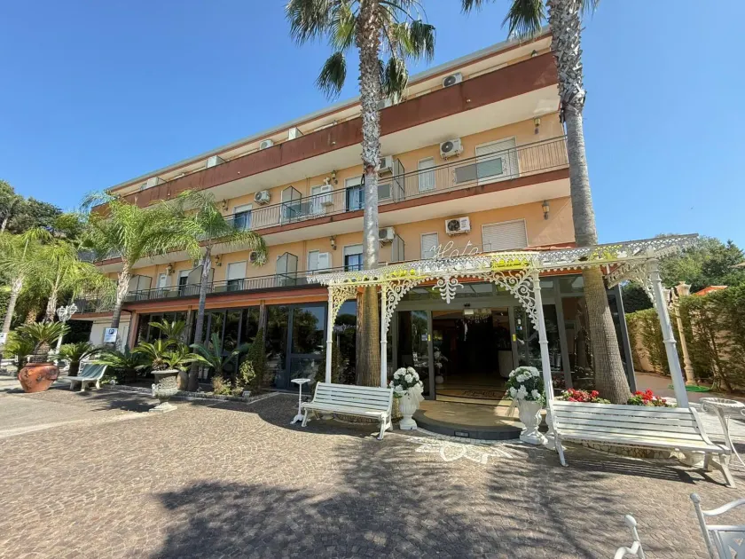 Hotel Happy Days - Image 1