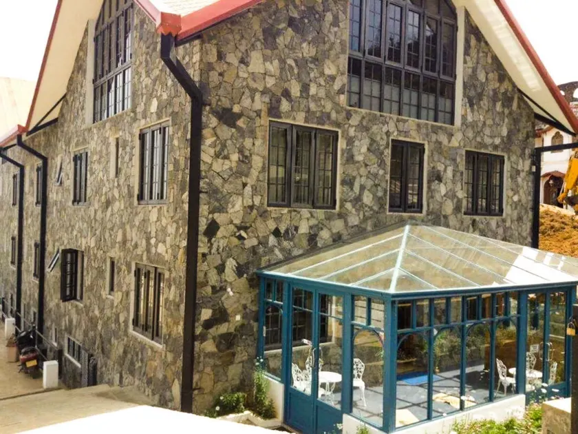 Daffodil's Hotel - Image 1