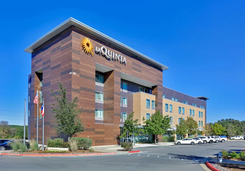La Quinta Inn & Suites by Wyndham Lakeway - Image 1