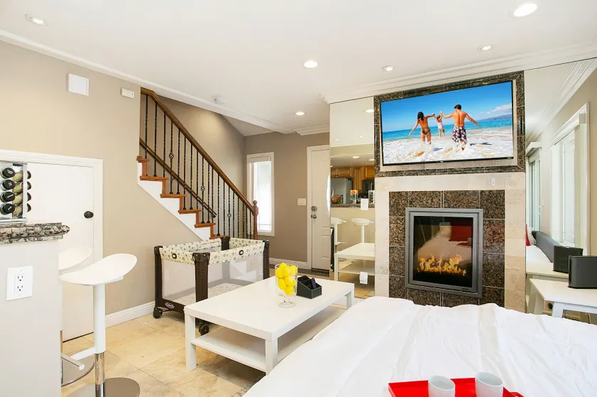 Costa Mesa/Newport - Fast WiFI - Work Stations - Free Parking - Self Check In! (CM-1) - Image 1