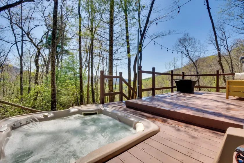 Deck & Fire Pit: Mtn-view Cabin in Rabun Gap - Image 1