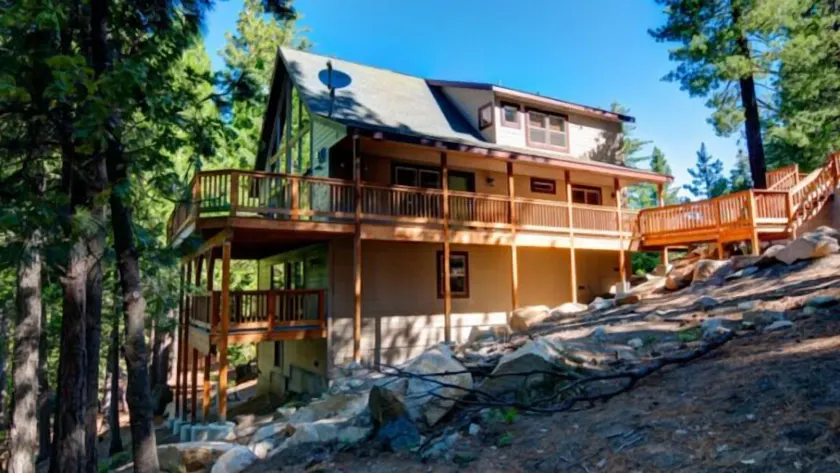 Alpine Aerie ligger i Yosemite West! <br><br>De tre våningar Huset har tre sovrum, tre badrum, amerikansk ... - Image 1