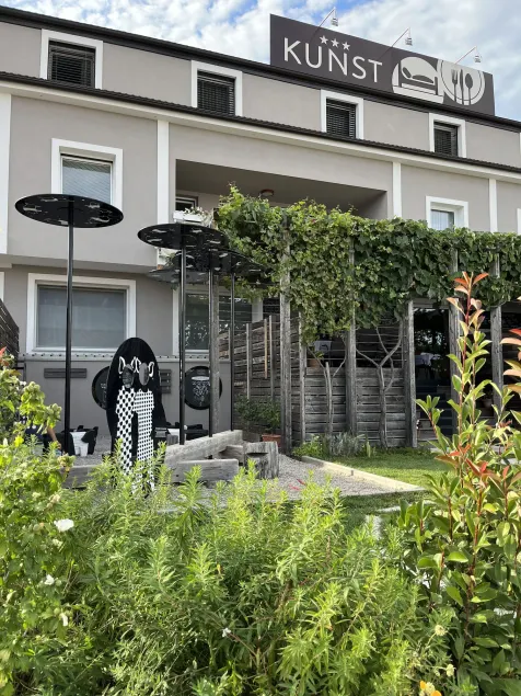 Hotel KUNST - Image 1