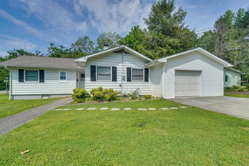 Oak Ridge Retreat w/ Porch < 1 Mi to Downtown - Image 1