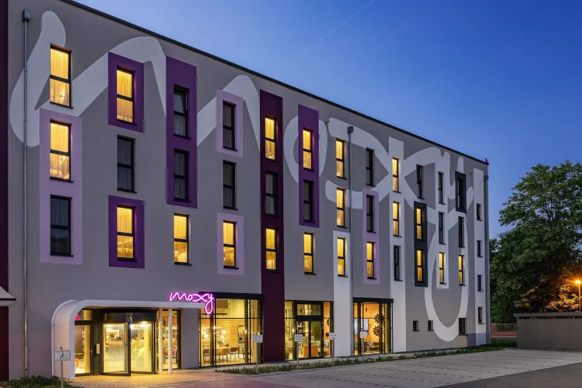 Moxy Simmern - Image 1