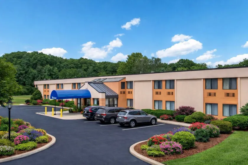 All Seasons Inn & Suites Smithfield Providence - Image 1