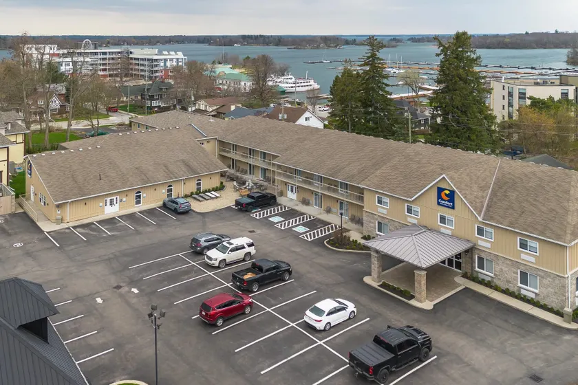 Comfort Inn & Suites Thousand Islands Harbour District - Image 1
