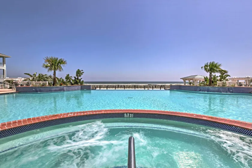 Steps to Ocean! Breezy Galveston House w/ 2 Decks - Intérieur