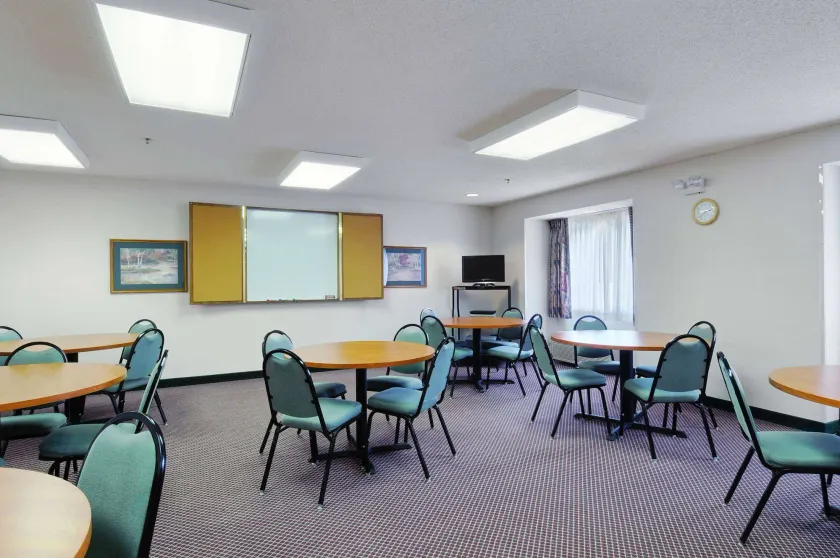 Microtel Inn & Suites by Wyndham New Ulm - Image 1
