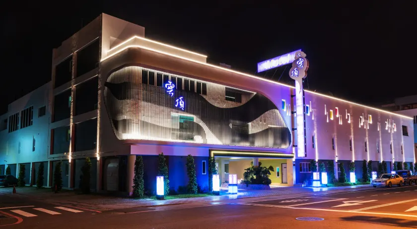 High Cloud Motel - Image 1