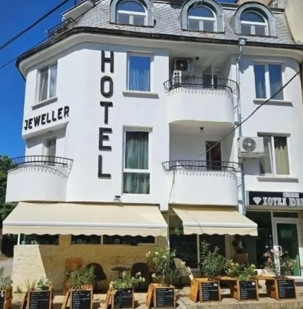 Jeweller Hotel - Image 1