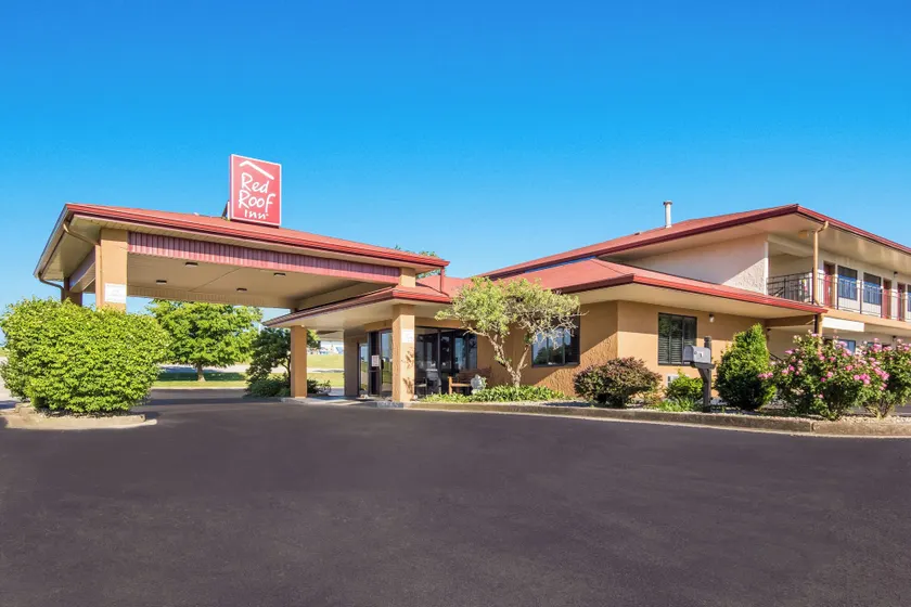 Red Roof Inn Shelbyville - Image 1