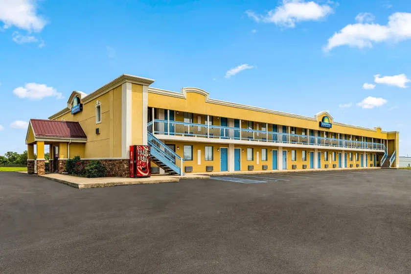 Days Inn by Wyndham Fort Wayne - Image 1