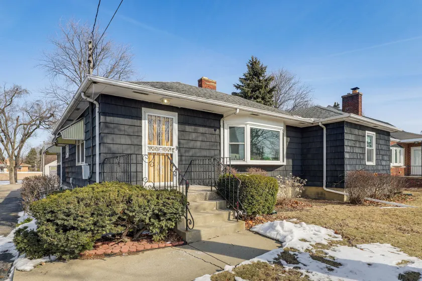 Spacious & Peaceful Suburban Home in Lansing! - Image 1