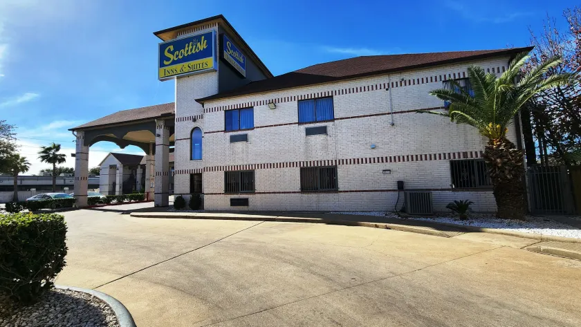Scottish Inn & Suites Sam Houston Parkway - Image 1