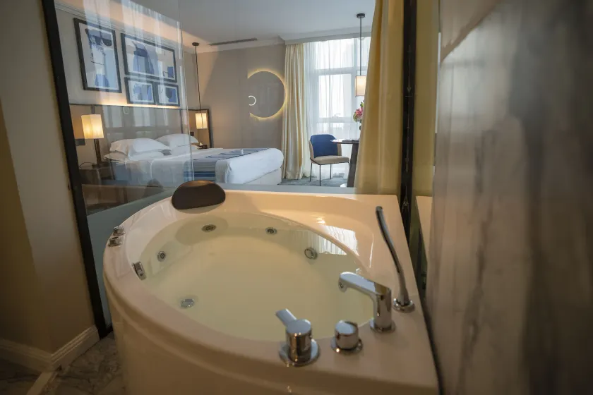Prime Al Corniche Hotel - Image 1