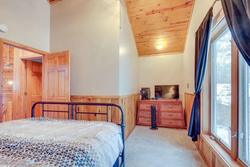 Lakefront Rhinelander Retreat w/ Private Hot Tub! - Rom