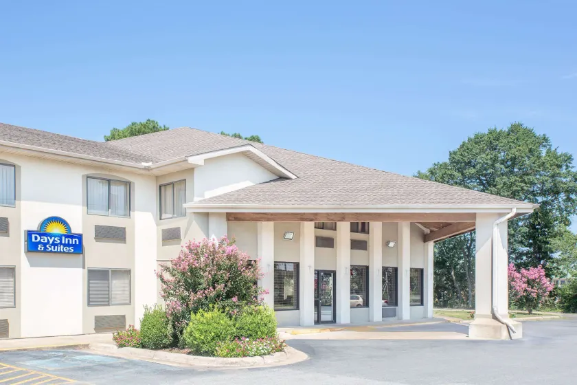 Days Inn & Suites by Wyndham Brinkley - Image 1