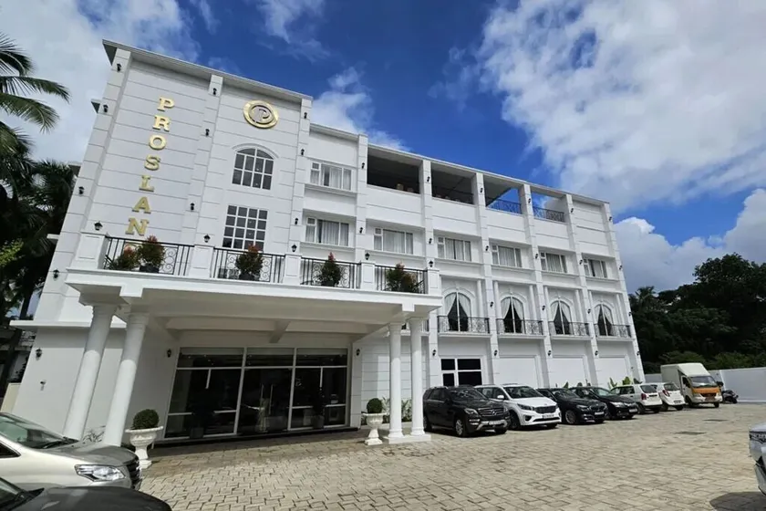 Prosland Hotel - Image 1