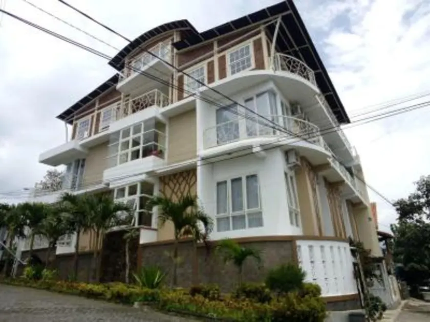 Urbanview Hotel Omah Anin Batu by RedDoorz - Image 1