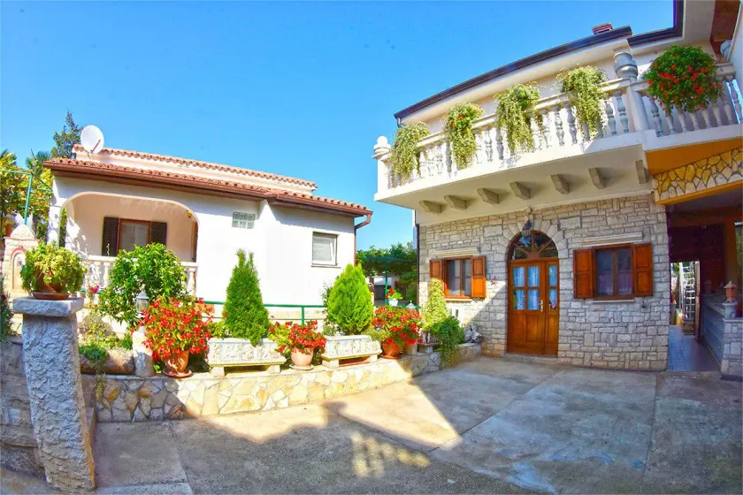 Apartments Vrcevan 811 - Image 1