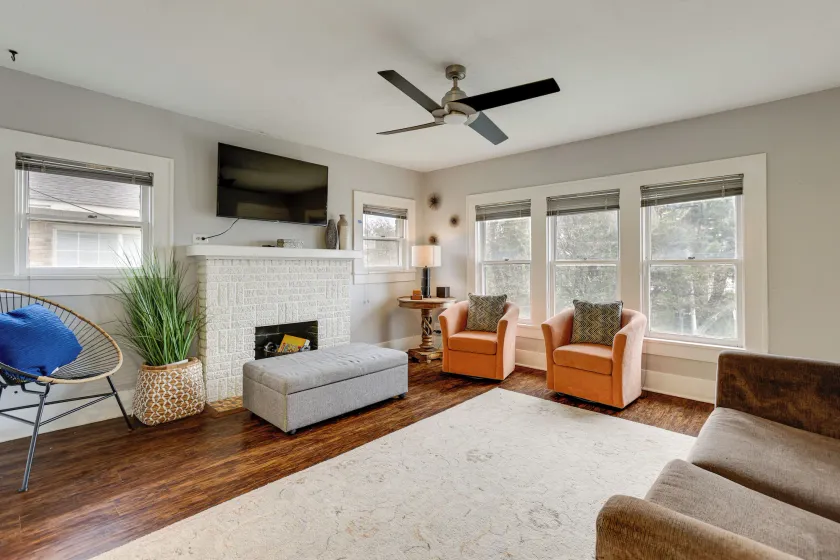 1 Mi to Hermann Park! Updated Apt w/ Parking Spot - Image 1