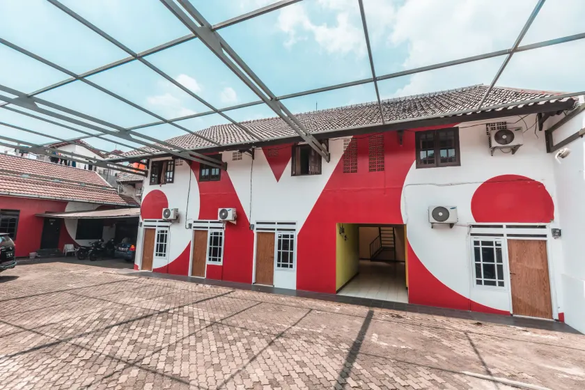 OYO 947 Angel Home Stay Syariah - Image 1