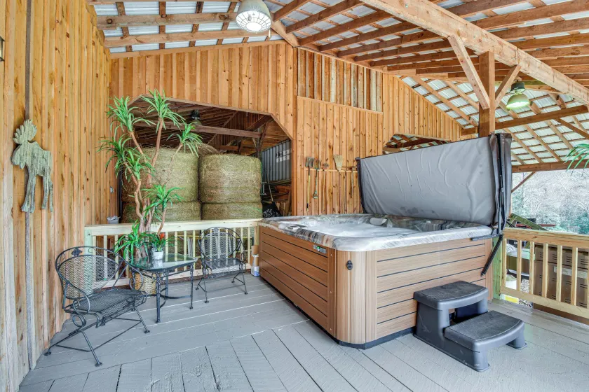 Clarkesville 'rustic Hideaway' on 38 acre Farm - Image 1