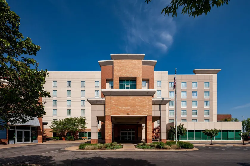 Hampton Inn & Suites St. Louis at Forest Park - Image 1