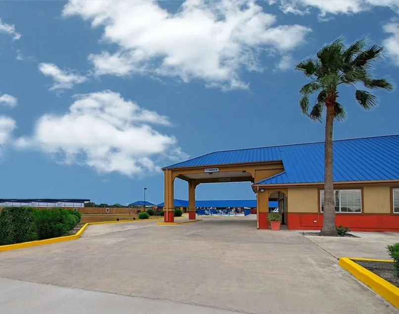 Americas Best Value Inn Sinton - Image 1