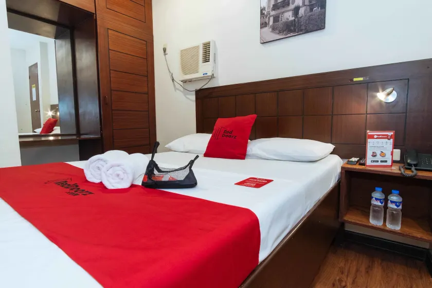 RedDoorz at San Antonio Makati - Image 1
