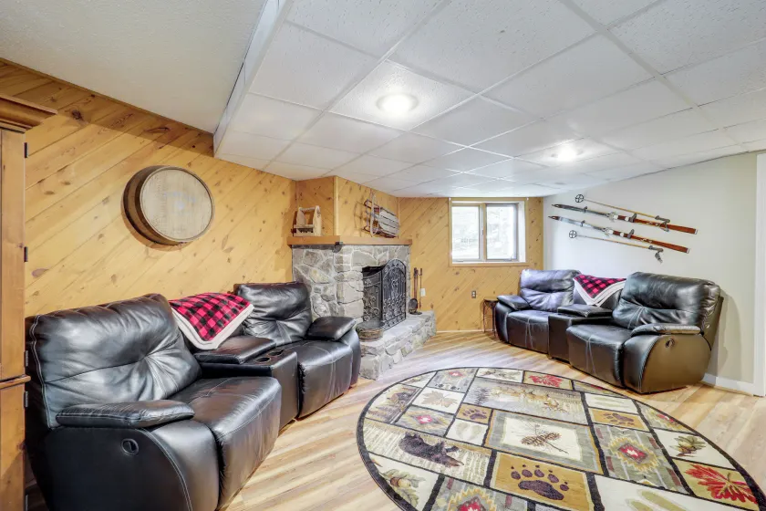 2 Mi to Skiing! Wooded Beech Mtn Retreat w/ Decks - Interior