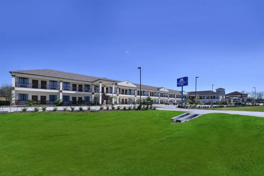 Americas Best Value Inn Cuero - Image 1