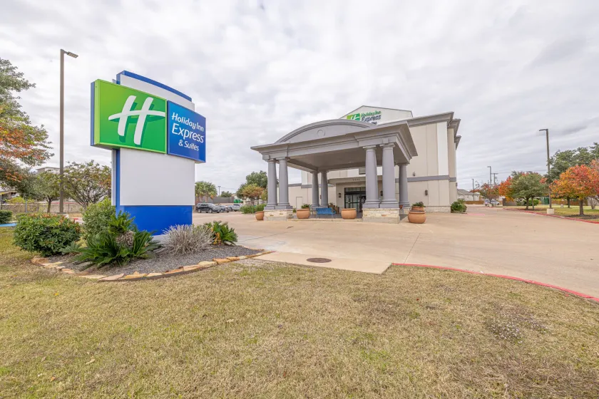 Holiday Inn Express & Suites College Station by IHG - Image 1