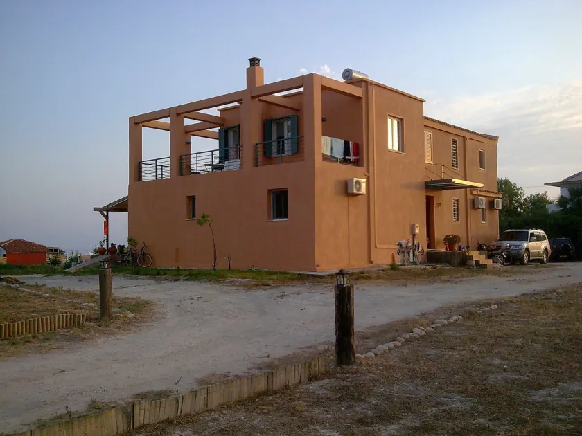 Alekos Beach Houses-Roni - Image 1