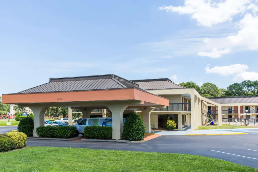 Days Inn by Wyndham Norfolk Airport - Image 1