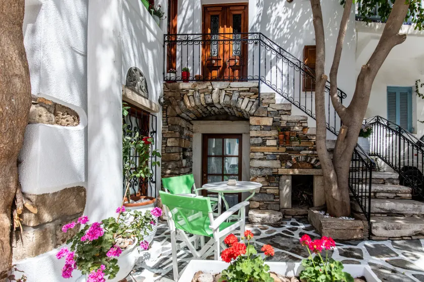 Arco Naxos Luxury Apartments - Image 1
