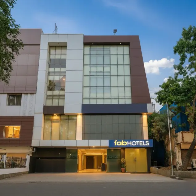 Fabhotel Grand Stay - Image 1