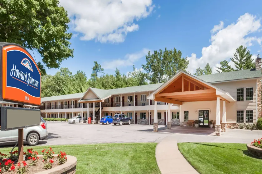 Howard Johnson by Wyndham Traverse City - Image 1