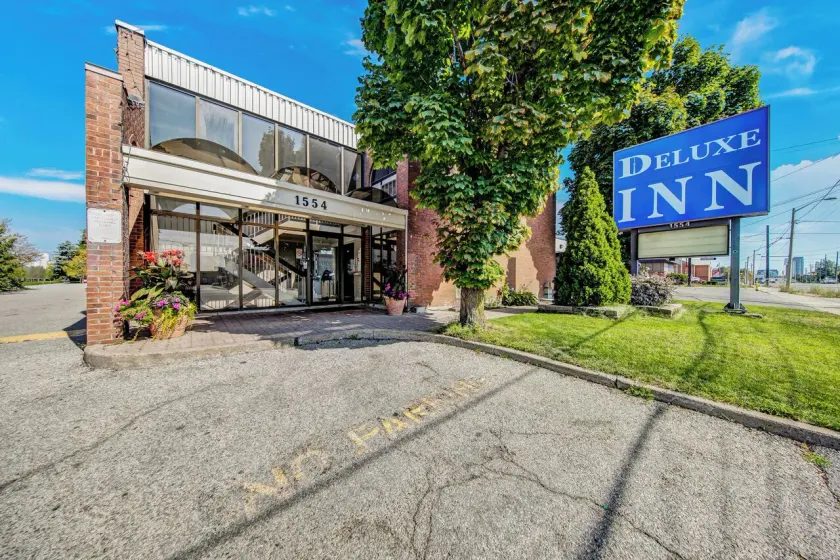 Deluxe Inn - Image 1