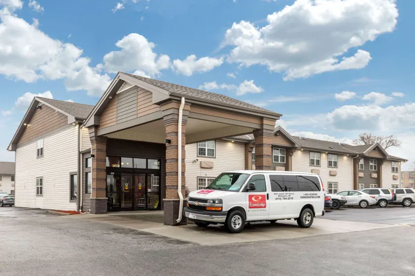 Econo Lodge Milwaukee Airport - Image 1