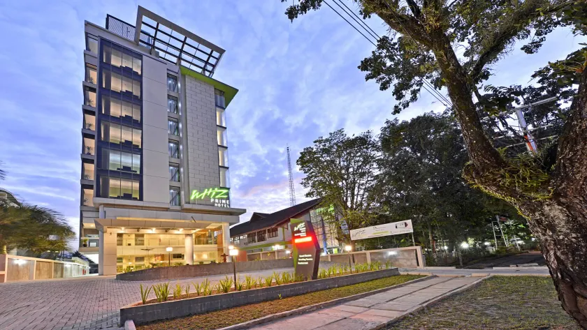 Whiz Prime Hotel Khatib Sulaiman Padang - Image 1