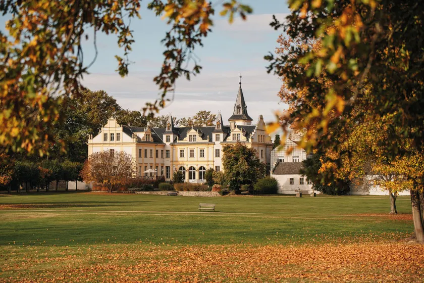 Schloss und Gut Liebenberg - Image 1