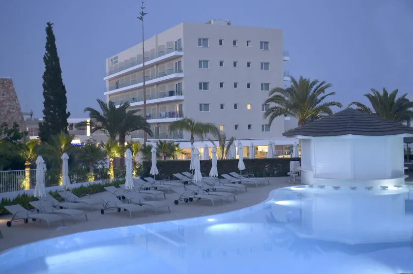 Sunrise Gardens Aparthotel - Image 1