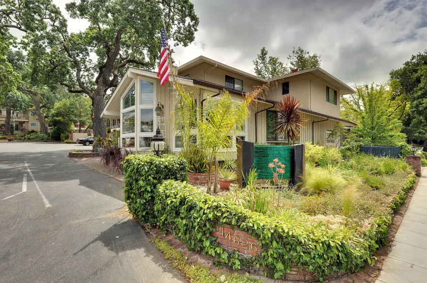 Saratoga Oaks Lodge - Image 1