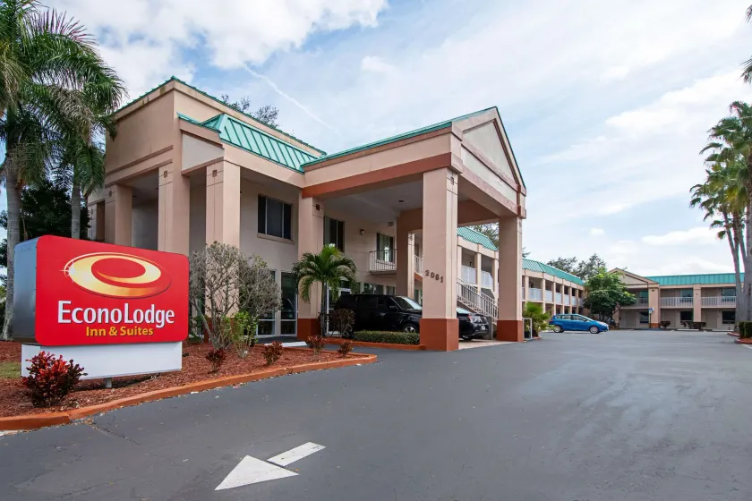 Econo Lodge Inn & Suites Clearwater Central - Image 1